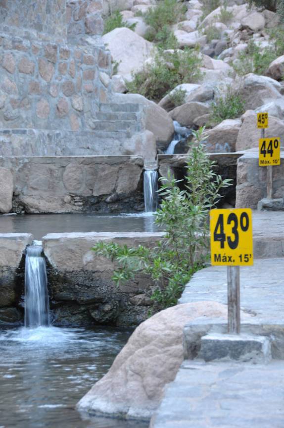 Piscinas com várias temperaturas nas Termas de Fiambalá - Argentina
